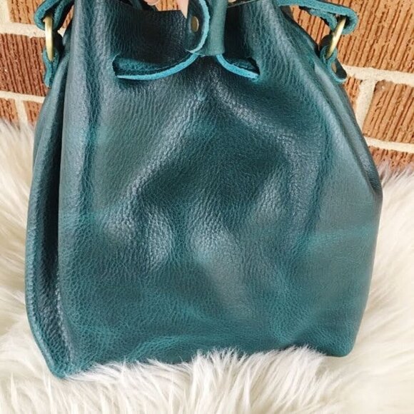 Portland Leather Goods Lagoon Small Bucket Crossbody Bag Blue Green Leather - Picture 3 of 12